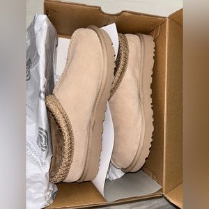 Ugg tasman Sand colored, never worn, size 8
